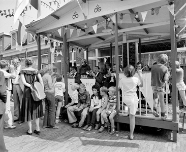 102562 Afbeelding van het optreden van het orkest van de Gebroeders Van Olderen tijdens een buurtfeest in de ...